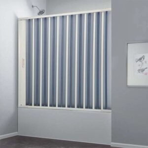 Pannello doccia a strisce blu e bianche come accessorio doccia.