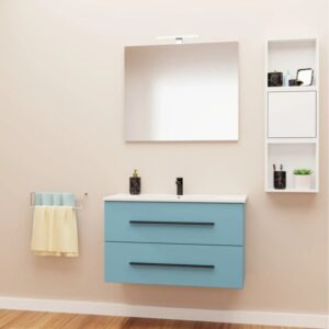 Set di mobili da bagno moderni azzurro chiaro con lavabo, specchio e mensola. Arredo bagno elegante.