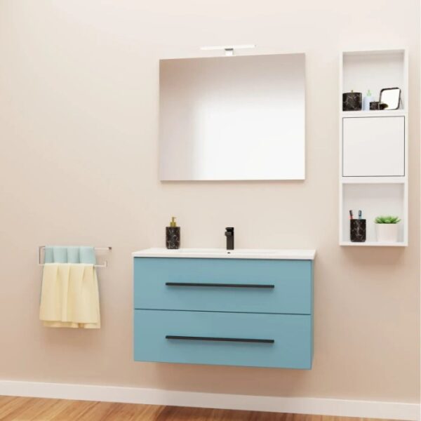 Set di mobili da bagno moderni azzurro chiaro con lavabo, specchio e mensola. Arredo bagno elegante.