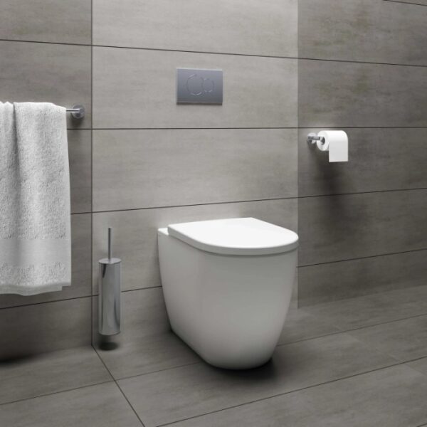 WC moderno sospeso (t.b.t.) bianco su parete grigia. WC Filo Muro.