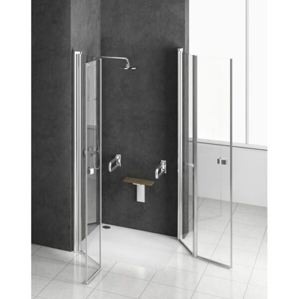 Elegante box doccia angolare t.b.t. trasparente con telaio cromato e sedile doccia.