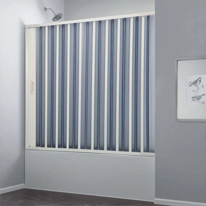 Pannello doccia a strisce blu e bianche come accessorio doccia.