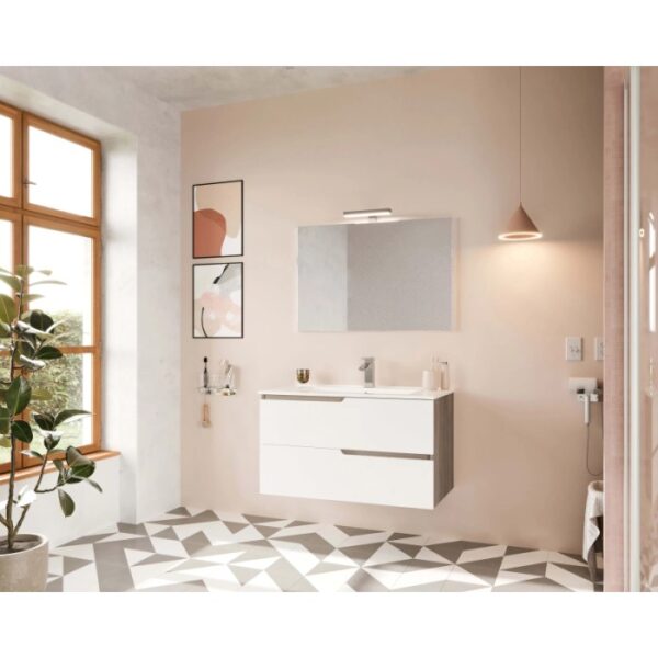 Bagno moderno con mobile lavabo bianco e specchio. Arredo bagno.
