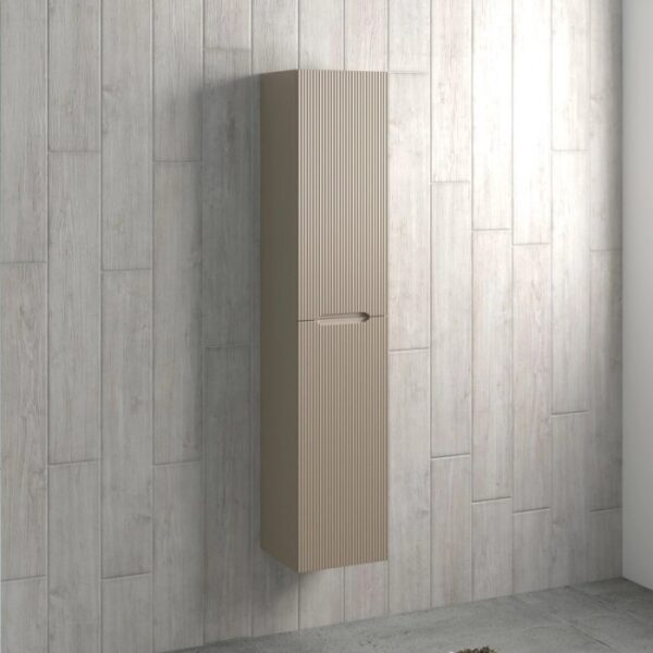 Mobile bagno sospeso beige con frontale scanalato.