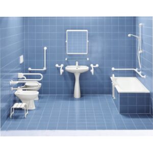 Bagno accessibile con specchio, lavandino, WC, vasca da bagno e maniglioni.