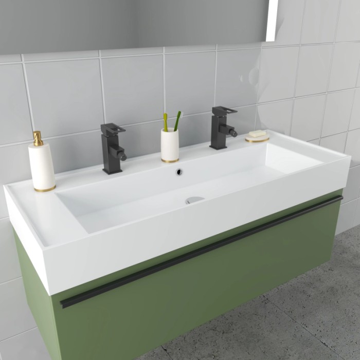 t.b.t. mobile bagno con doppio lavabo, rubinetti e accessori bagno.