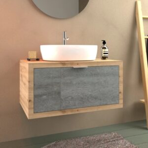 Mobile bagno moderno con lavabo d'appoggio, effetto legno e frontale grigio.