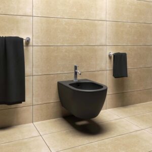 Bidet nero sospeso con rubinetto e asciugamani in bagno.