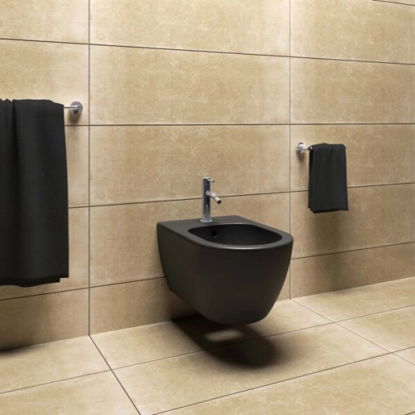 Bidet nero sospeso con rubinetto e asciugamani in bagno.