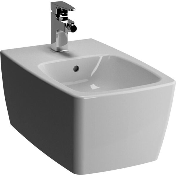 Bidet bianco sospeso con rubinetto.