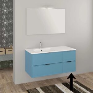 Mobile bagno t.b.t. blu con lavabo bianco e specchio in bagno.