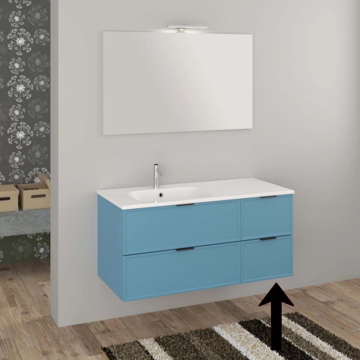 Mobile bagno t.b.t. blu con lavabo bianco e specchio in bagno.