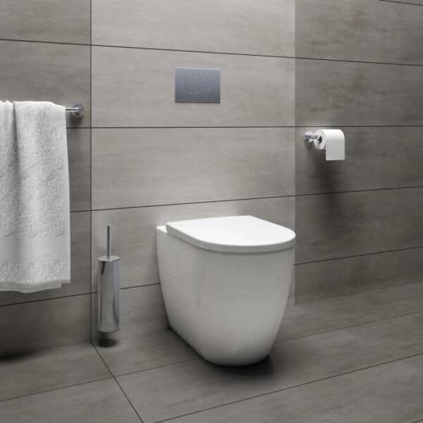 WC sospeso bianco moderno (t.b.t.) su parete grigia piastrellata.