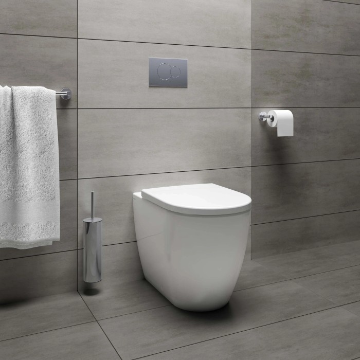 WC sospeso bianco moderno (t.b.t.) su parete grigia piastrellata.