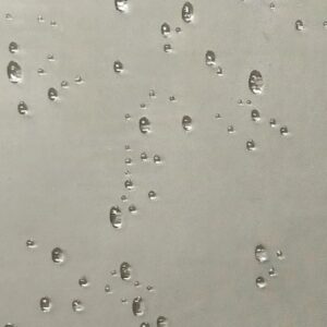 Primo piano di gocce d'acqua su un box doccia t.b.t.