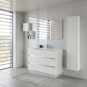Set bagno moderno bianco con lavabo, specchio, mobile e mensola.