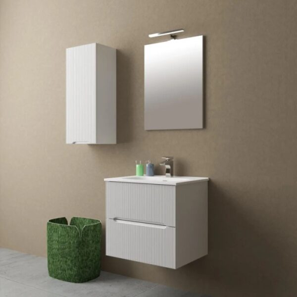 Set bagno moderno con mobile lavabo bianco, specchiera e mobile alto di t.b.t.