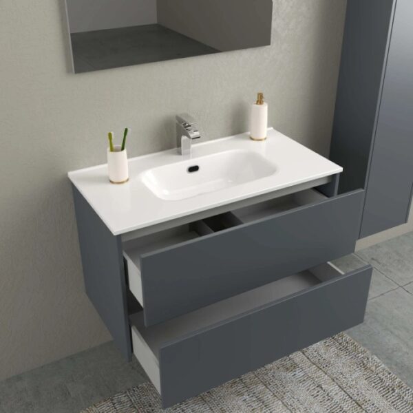 Mobile bagno grigio con lavabo da appoggio bianco e cassetti aperti. Arredo bagno.