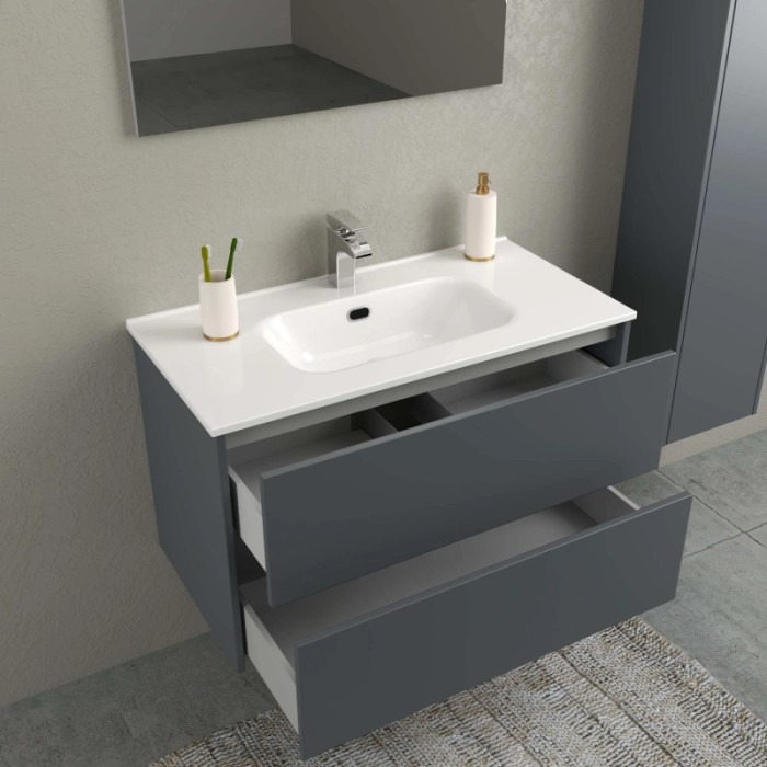 Mobile bagno grigio con lavabo da appoggio bianco e cassetti aperti. Arredo bagno.
