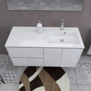 Mobile bagno t.b.t. bianco con lavabo e rubinetto, categoria arredobagno.
