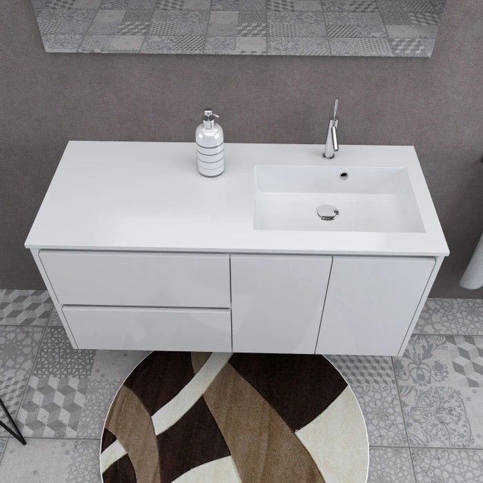 Mobile bagno t.b.t. bianco con lavabo e rubinetto, categoria arredobagno.