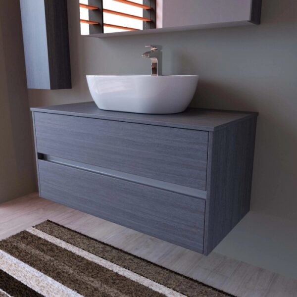Mobile bagno grigio con lavabo d'appoggio e specchio per il bagno.