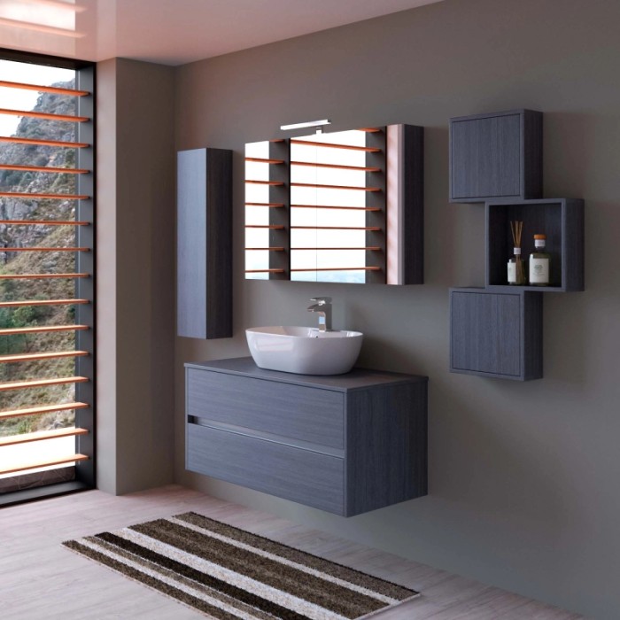 Set bagno moderno: mobile lavabo con specchio, pensili grigi. Arredo bagno elegante per la tua casa.