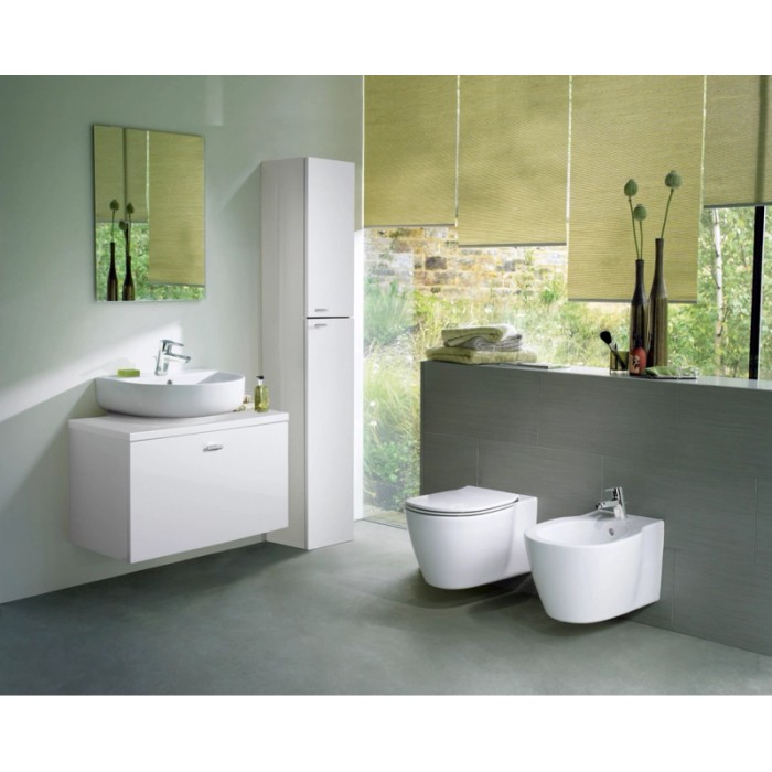 Bagno moderno con bidet, lavabo e mobile a specchio in bianco.