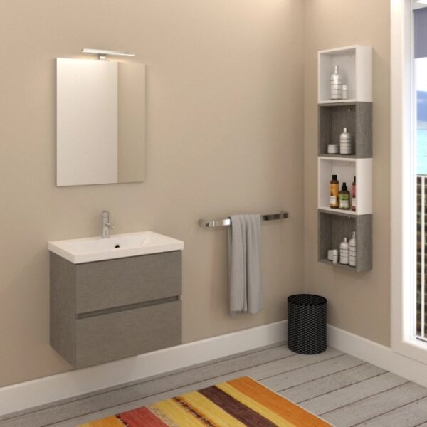Bagno moderno con mobile lavabo grigio, specchio e scaffalatura.
