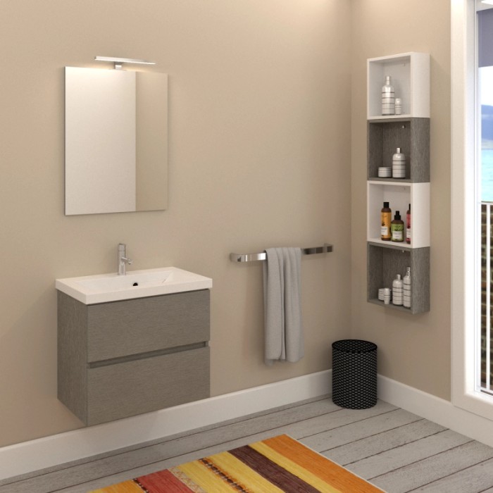 Bagno moderno con mobile lavabo grigio, specchio e scaffalatura.