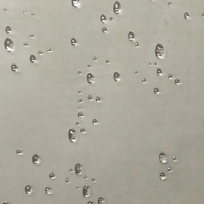 Primo piano di un box doccia t.b.t. con gocce d'acqua.