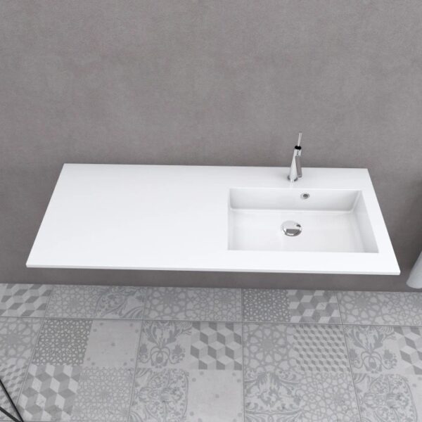 Lavabo singolo t.b.t. bianco con rubinetto, vista dall'alto.