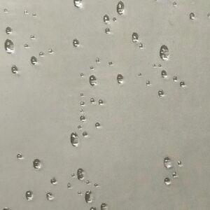 Primo piano di gocce d'acqua su un box doccia t.b.t.