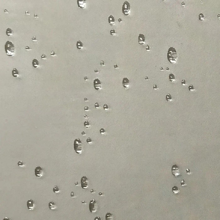 Primo piano di gocce d'acqua su un box doccia t.b.t.