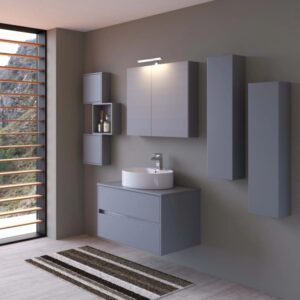 Moderno set di mobili da bagno grigio con lavabo, specchiera e mensole.