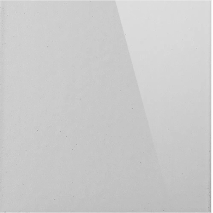 Dettaglio di un box doccia (t.b.t.) con focus sulla texture del materiale.