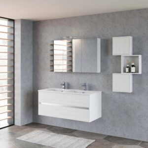 Set di mobili da bagno moderni bianchi con lavabo, specchiera e mensole.