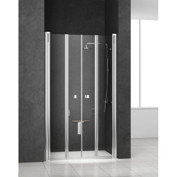 Box doccia t.b.t. con porta a soffietto, telaio argento, doccia sullo sfondo.