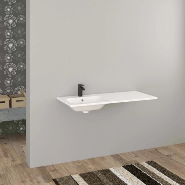 Lavabo bianco t.b.t. con rubinetto nero, montato su parete grigia. Categoria: Lavandini.
