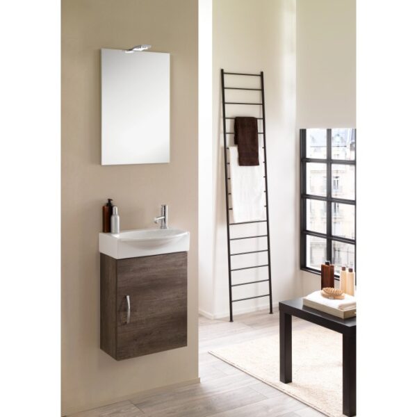 Set bagno moderno con mobile lavabo, specchio e scaletta portasciugamani. Arredo bagno di design.