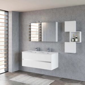 Moderno set di mobili da bagno bianchi con mobile lavabo, specchiera e mensole a muro.