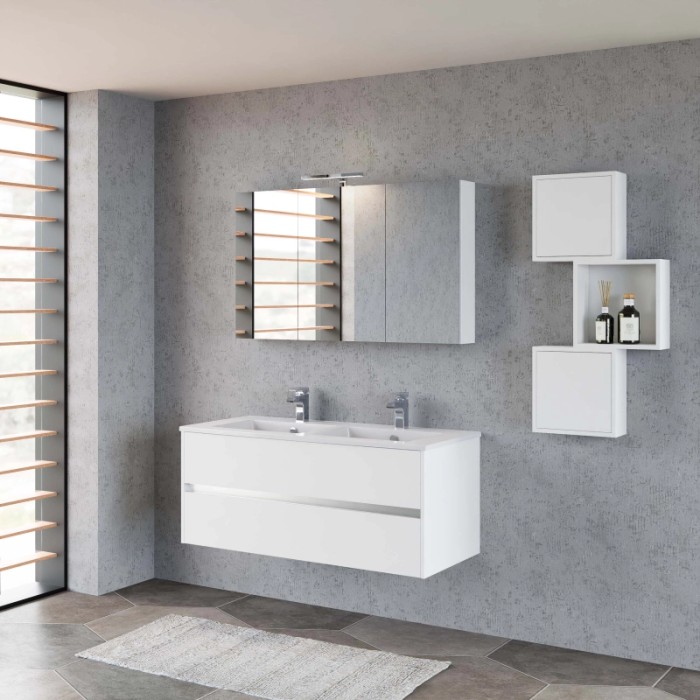 Moderno set di mobili da bagno bianchi con mobile lavabo, specchiera e mensole a muro.