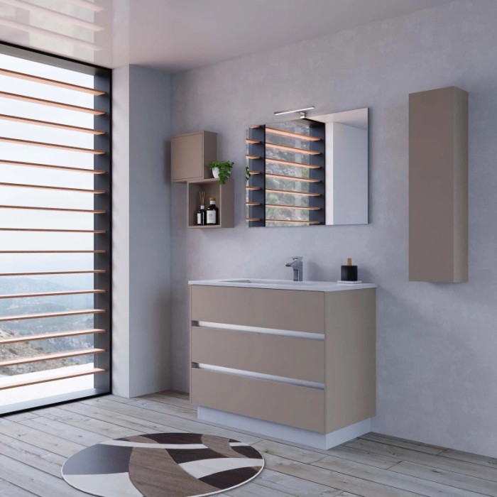 Set di mobili bagno moderni: mobile lavabo color tortora con tre cassetti, specchiera e pensile.