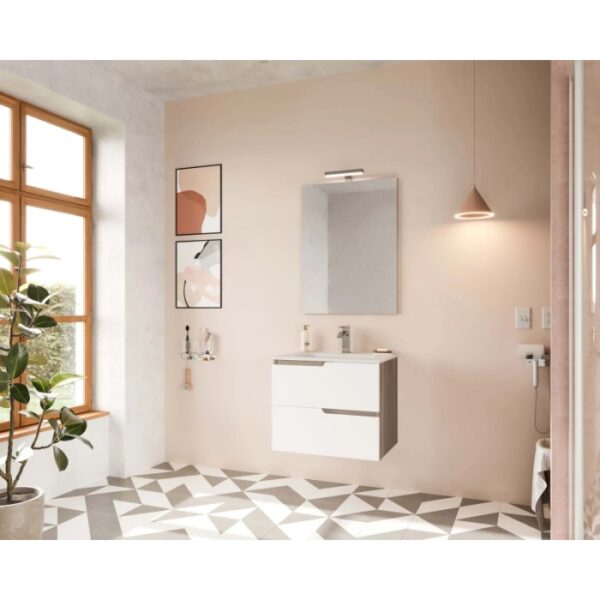 Bagno moderno con mobile lavabo bianco e specchio. Categoria: Arredo bagno.