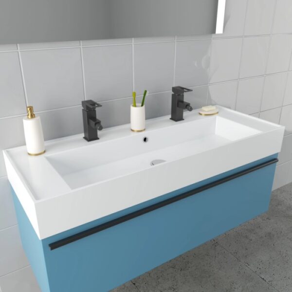 Mobile bagno blu con doppio lavabo e rubinetti. Arredo bagno.