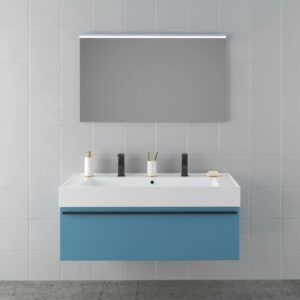 Mobile bagno blu con doppio lavabo e specchio illuminato. Arredo bagno.