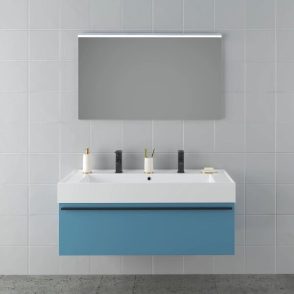 Mobile bagno blu con doppio lavabo e specchio illuminato. Arredo bagno.