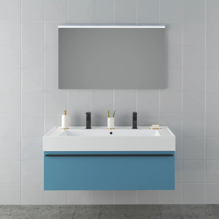 Mobile bagno blu con doppio lavabo e specchio illuminato. Arredo bagno.