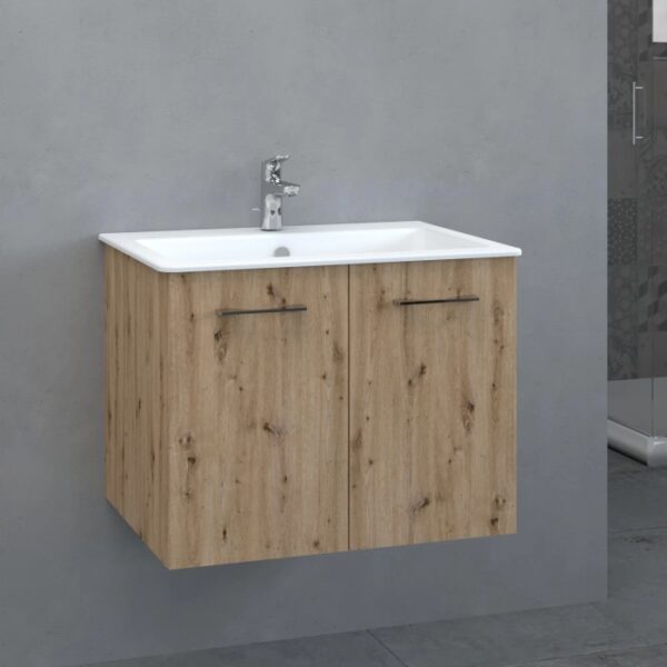 Mobile bagno sospeso effetto legno con lavabo bianco e rubinetto.