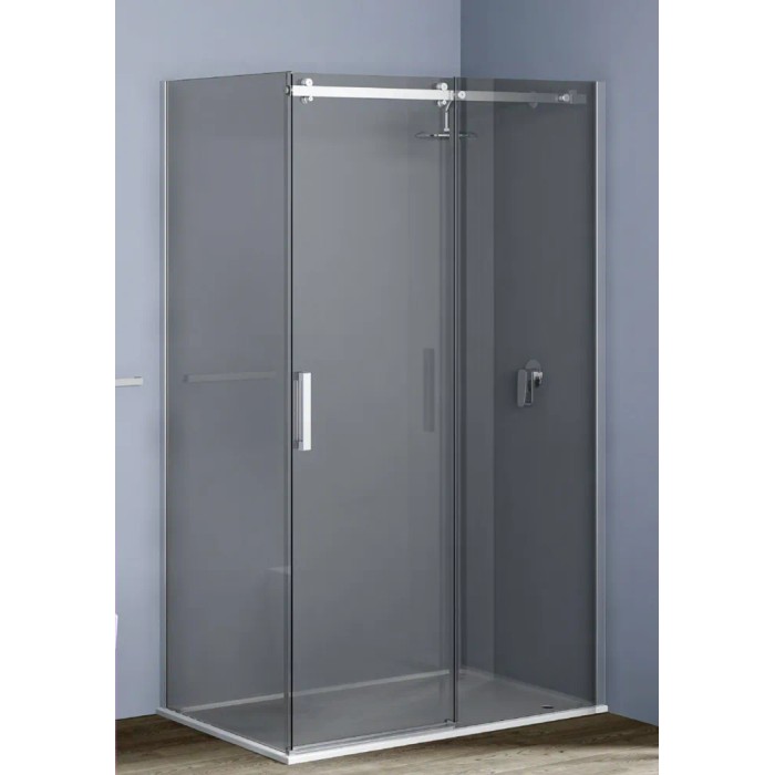 Box doccia t.b.t. con porta scorrevole, vetro grigio e telaio argentato.